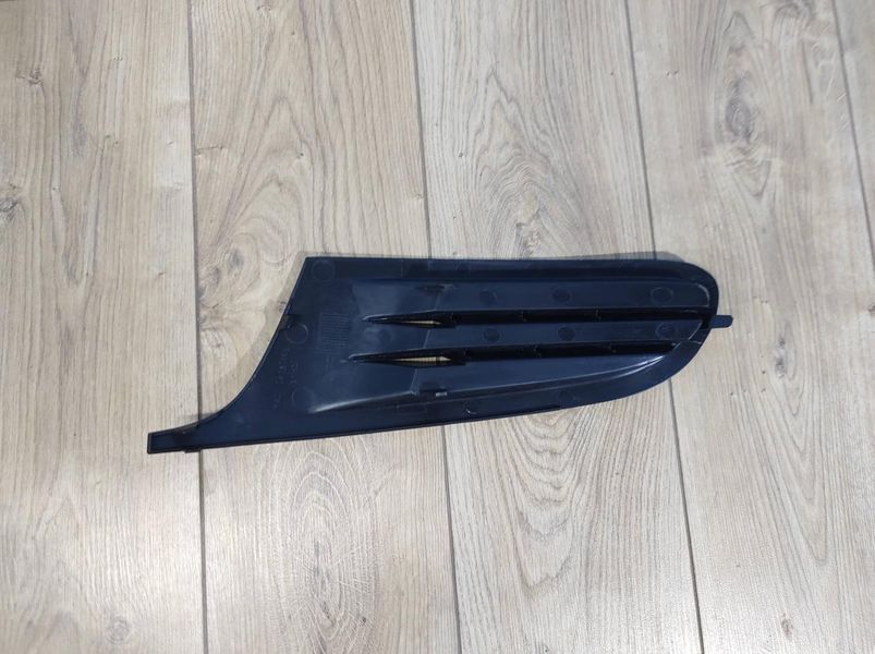 Решетка противотуманных фар бампера переднего правая&nbsp;для Volkswagen Golf 6 2009-2011 1647345886 фото
