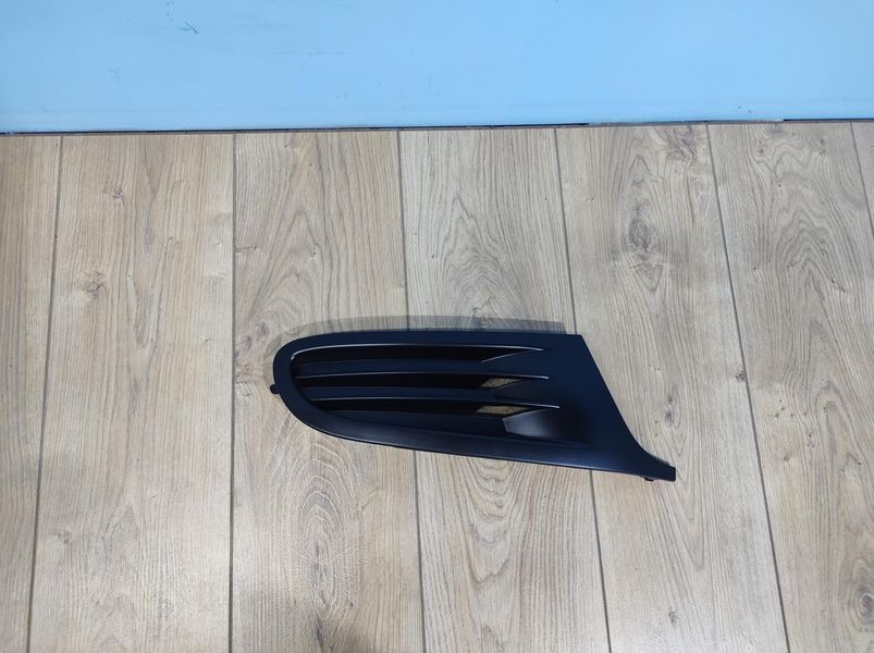 Решетка противотуманных фар бампера переднего правая&nbsp;для Volkswagen Golf 6 2009-2011 1647345886 фото